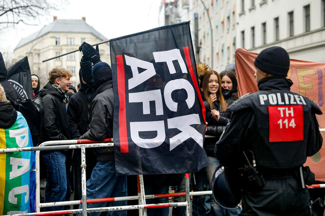 Protest mit Fahnen und Transparenten.