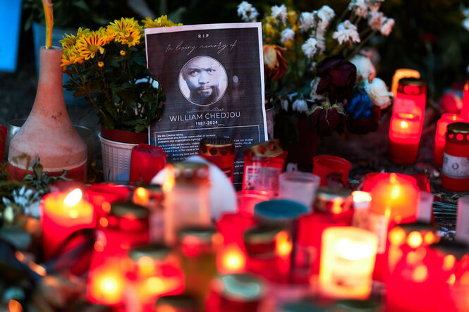 EIn Bild von William Chedjou steht auf der Böttgerstraße mit Kerzen die, die Hinterbliebenen angezündet haben