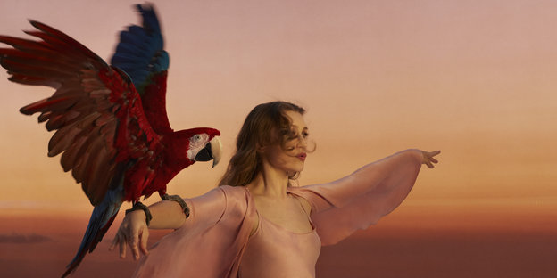 Joanna Newsom am Pazifik mit Papagei
