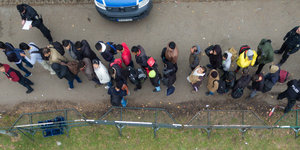 Luftaufnahme von Flüchtlingen, die in einer Schlange warten