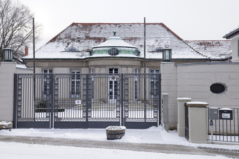 Eine Villa mit großem Zaun