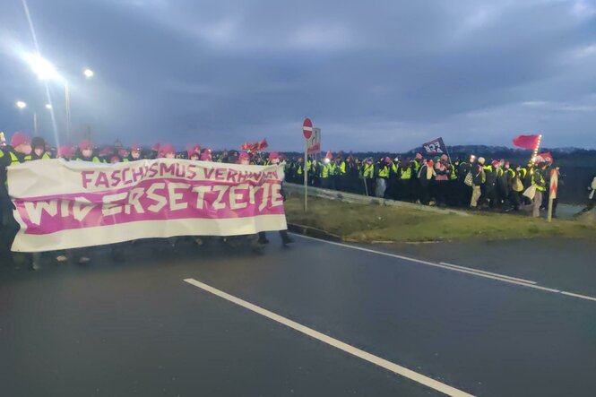 „Faschismus verhindern – Widersetzen“ steht auf dem Transparent. Die Demo setzt sich in Bewegung