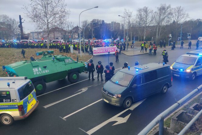 Pinker Finger von oben und Autos