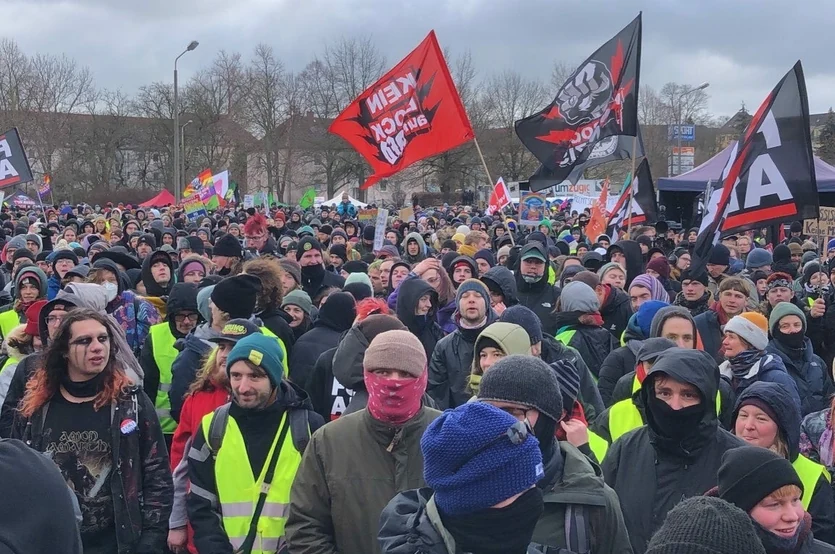 AfD-Parteitag in Riesa +++: 15.000 blockieren AfD, Polizei schlägt