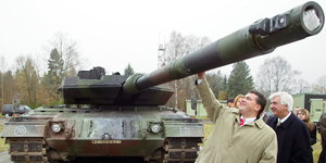 Sigmar Gabriel mit der Hand am Rohr eines Leopard-2-Panzers