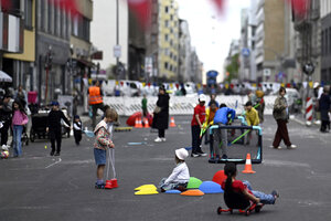 Zahlreicher Kinder spielen auf der autofreien Friedrichstraße in Kreuzberg, die für den taz-Kongress in eine Spielstrasse umgewandelt wurde