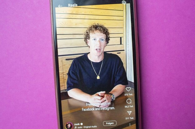 Ein Smartphone zeigt Mark Zuckerberg.