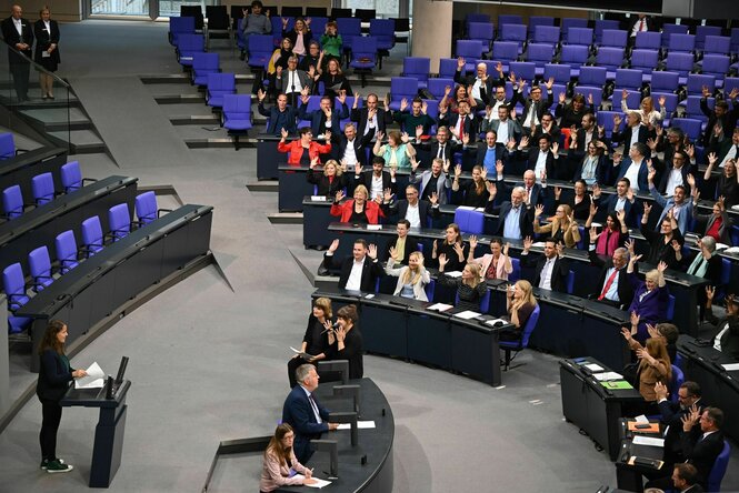 Die SPD-Fraktion applaudiert in Gebärdensprache: Sie strecken ihre Arme in die Höhe und wedeln mit den Händen