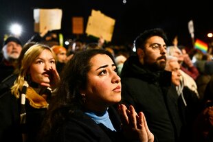 Sorgenvolle Gesichter von DemonstrantInnen die in einer großen Menschenmenge stehen, die gegen die FPÖ demonstriert