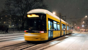 Tram auf einer verschneiten Straße