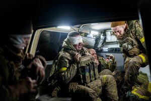 Verwundete ukrainische Soldaten in einem Krankentransport