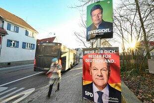 Wahlplakate von Bündnis 90/Die Grünen (oben) und der SPD für die Bundestagswahl 2025 hängen an einem Laternenmast an einer Durchgangsstraße