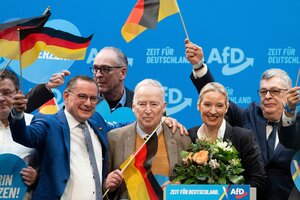 Menschen wedeln mit Deutschlandfahnen