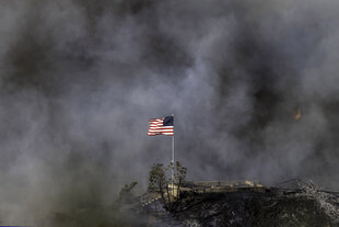 Amerikanische Flagge vor Rauchwolken