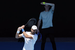 Unter Beobachtung: Novak Đoković trainiert in Melbourne unter den Augen von Coach Andy Murray.