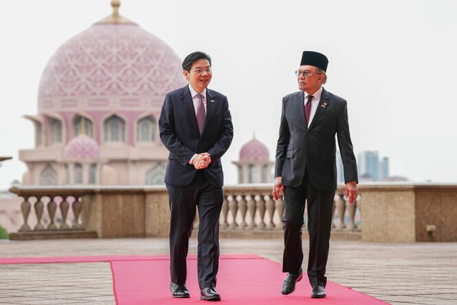 Die Premierminister Lawrence Wong und Anwar Ibrahim vor der Presse.