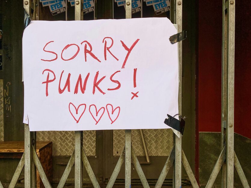 Ein Zettel "Sorry Punks" vor dem geschlossenen Club SO 36