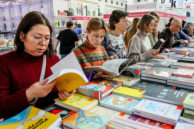 Frauen schauen interessiert in Bücher