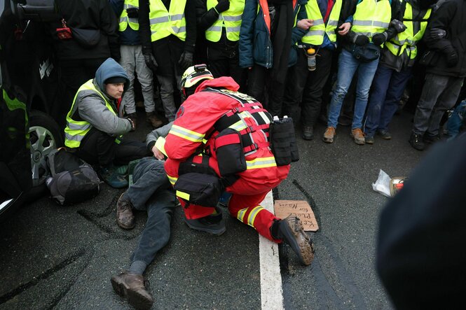 Sanitäter versorgt Demonstranten