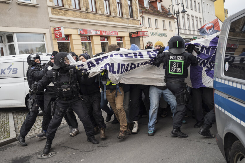 Polizisten und Demonstraten rangeln bei einer Demonstration.