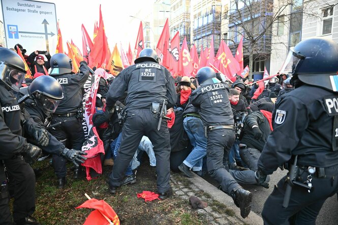 Polizeibeamte gehen während der Demonstration «Luxemburg-Liebknecht-Ehrung 2025» im Gedenken an die 1919 ermordeten Rosa Luxemburg und Karl Liebknecht gegen Demonstrierende vor