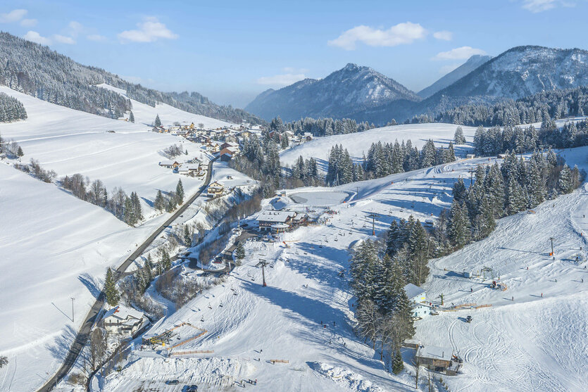 Blick auf ein Skigebiet in der Enklave Jungholz