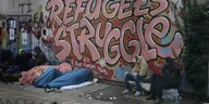 Flüchtlinge vor dem Lycée Jean-Quarré in Paris.