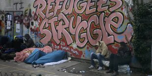 Flüchtlinge vor dem Lycée Jean-Quarré in Paris.