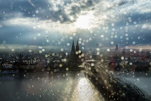 Blick auf den Kölner Dom durch eine regennasse Glasscheibe