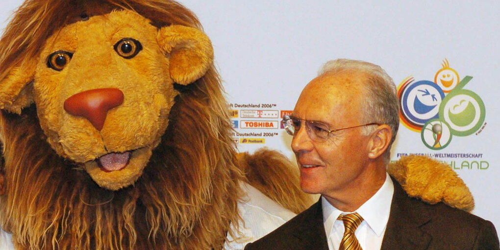 Beckenbauer und WM-Maskottchen Goleo