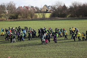 Anti-AfD-Protestierende am Wochenende in Riesa laufen über ein Feld