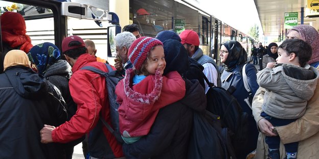 Flüchtlinge kommen in Schönefeld an.