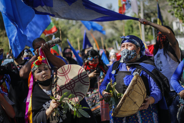 Zwei Frauen des indigenen Volkes der Mapuche 2020 bei einer Kundgebung gegen die Militärüberwachung