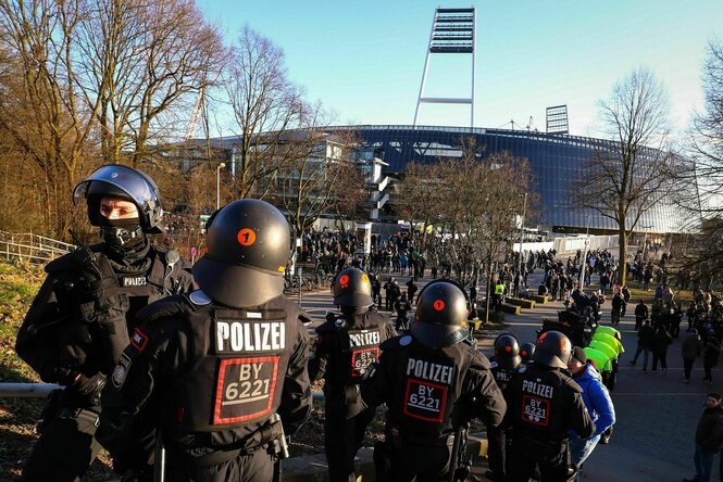 Polizeikräfte vor dem Bremer Weserstadion