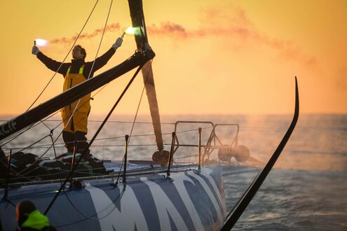 Dalin steht auf dem Boot und hält zwei Fackeln hoch