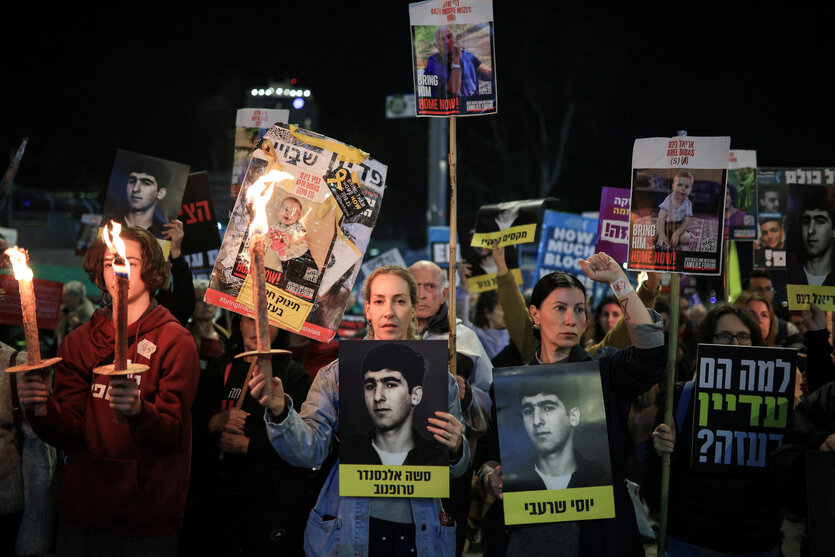 Protestierende halten Schilder in die Höhe