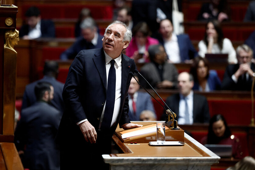 Francois Bayrou am Rednerpult in der französischen Nationalversammlung