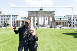 Joe Chialo (CDU), Berliner Senator für Kultur und Gesellschaftlichen Zusammenhalt, und Iris Spranger (SPD), Berliner Senatorin für Inneres und Sport, stehen während einer Pressekonferenz zu den Fanzonen bei der Fußball-Europameisterschaft 2024 vor dem Bra