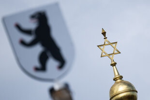 Das Wappen von Berlin im Vordergrund, dahinter der goldene Davidstern auf der Kuppel der Neuen Synagoge