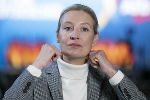 Alice Weidel, AfD-Bundesvorsitzende, wartet am Rande des Bundesparteitags ihrer Partei auf den Beginn eines TV-Interview.