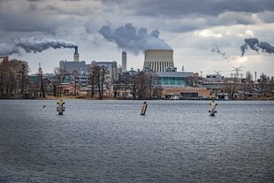 Berlin Spandau; Blick über die Havel Richtung Haselhorst, Kraftwerk Reuter West Spandau