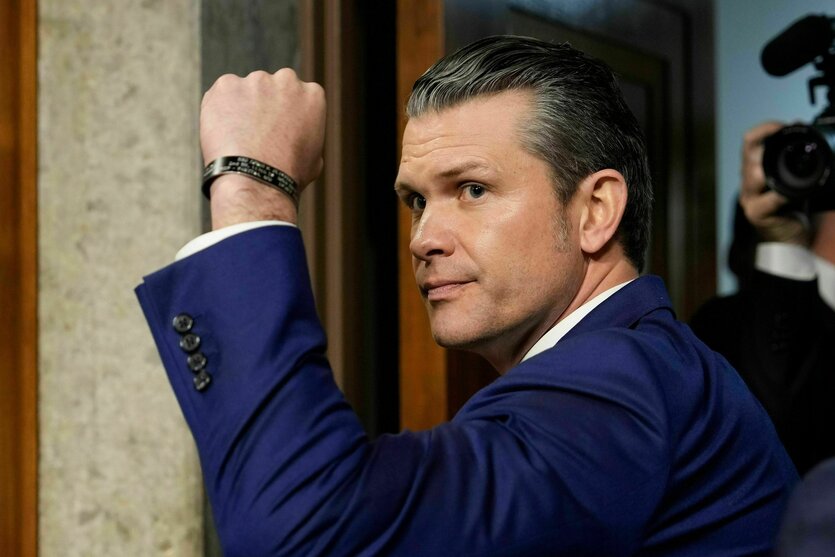 Pete Hegseth ballt die Faust