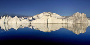 Eisberg spiegelt sich im Wasser