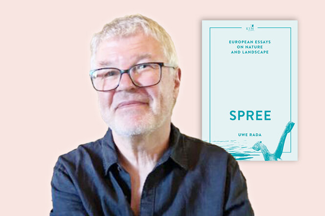 Auf dem Bild ist der Autor Uwe Rada zu sehen mit seinem Buch "Spree". Das Cover ist türkis mit einer abgeschnittenen Ankerabbildung und einer abstrakten Anmutung von Wasser