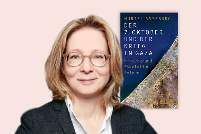 Abgebildet ist die Autorin Muriel Asseburg mit dem Cover ihres Buches "07. Oktober Krieg in Gaza". Das Cover zeigt ene Luftaufnahme der Region.