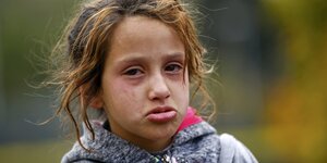 Flüchtlingskind in Slowenien nach einem Polizeieinsatz mit Pfefferspray.