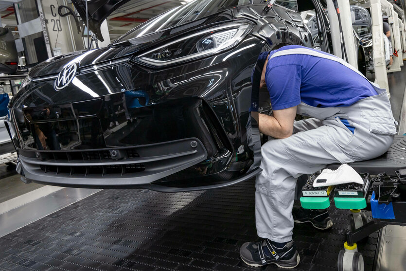 Mitarbeiter in einem Volkswagenwerk.