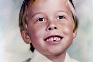 Das Foto zeigt den jungen, blonden Elon Musk, er trägt weißes Hemd und Krawatte