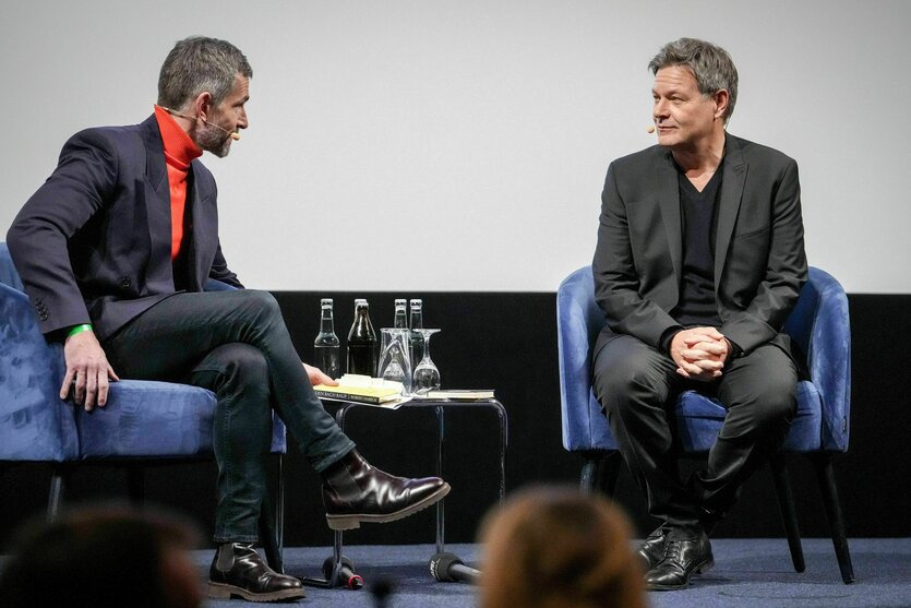 Robert Habeck (Grüne), Bundesminister für Wirtschaft und Klimaschutz und Kanzlerkandidat, stellt sein neues Buch «Den Bach rauf. Eine Kursbestimmung» neben Micky Beisenherz im Delphi Filmpalast vor.