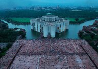 Demonstrierende feiern in vor dem Parlament in Dhaka nach Hasinas Rücktritt